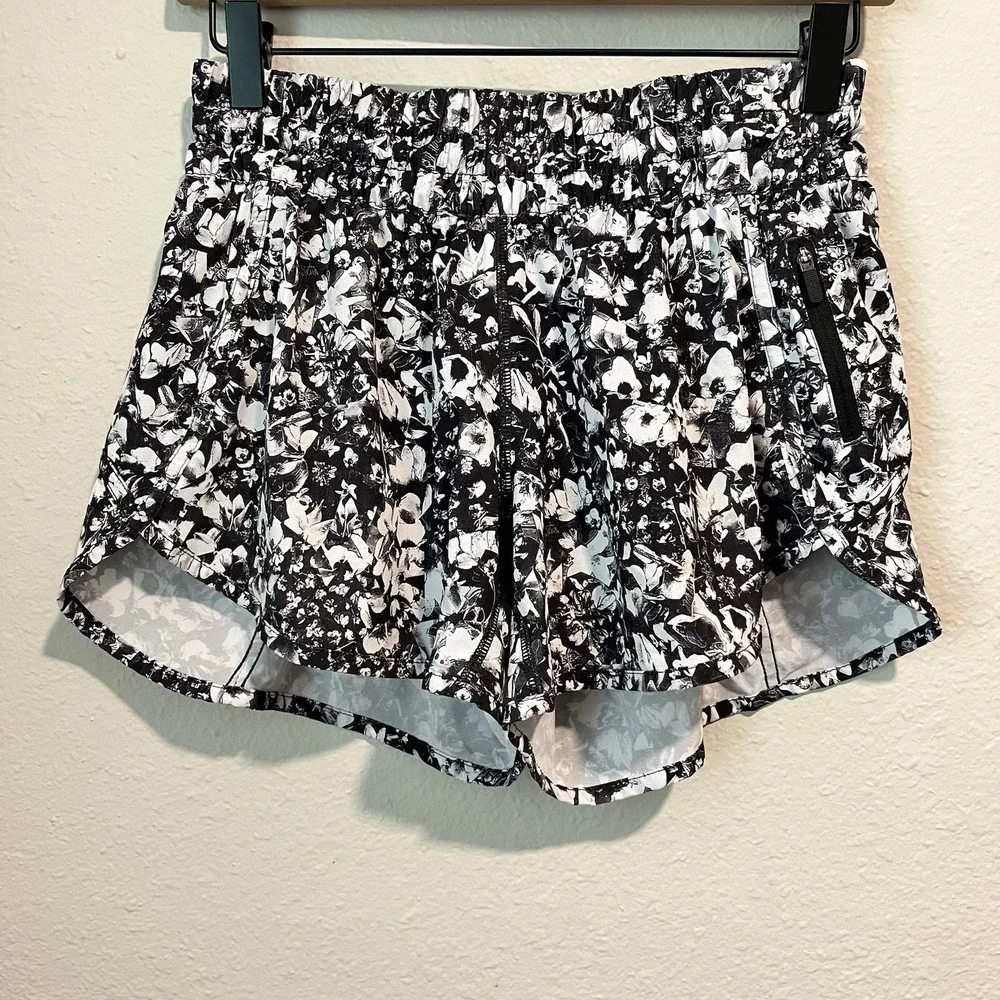 LULULEMON Womens TRACKER Shorts Size 8  Mash Up White Black 4in Inseam Lined